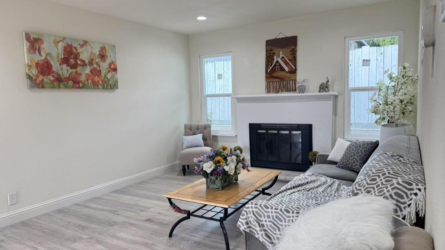Detail Gallery Image 4 of 19 For 186 Checkers Dr, San Jose,  CA 95116 - 4 Beds | 2 Baths