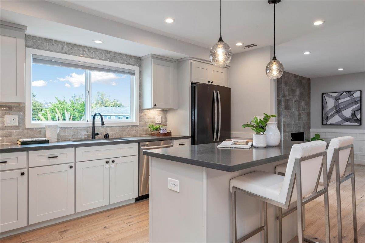 Detail Gallery Image 11 of 26 For 766 Vaquero Dr, Mountain View,  CA 94043 - 3 Beds | 2 Baths