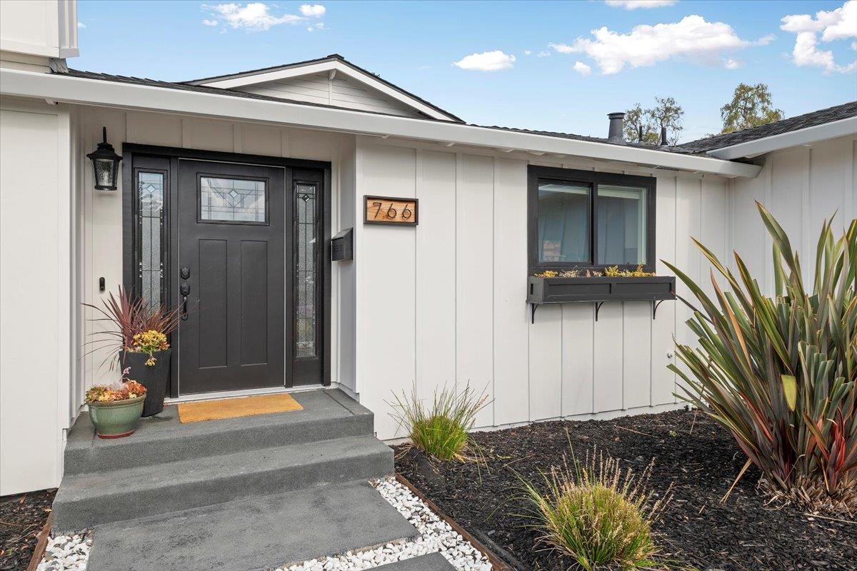 Detail Gallery Image 2 of 26 For 766 Vaquero Dr, Mountain View,  CA 94043 - 3 Beds | 2 Baths
