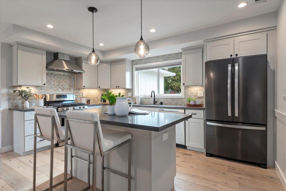 Detail Gallery Image 8 of 26 For 766 Vaquero Dr, Mountain View,  CA 94043 - 3 Beds | 2 Baths