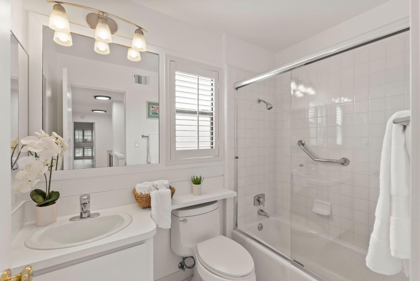 Detail Gallery Image 16 of 22 For 2142 Sand Hill Rd, Menlo Park,  CA 94025 - 3 Beds | 2/1 Baths