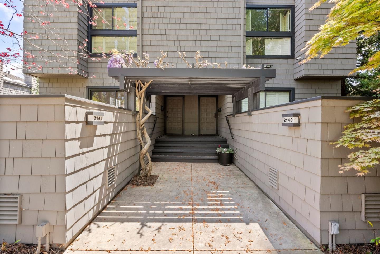 Detail Gallery Image 2 of 22 For 2142 Sand Hill Rd, Menlo Park,  CA 94025 - 3 Beds | 2/1 Baths