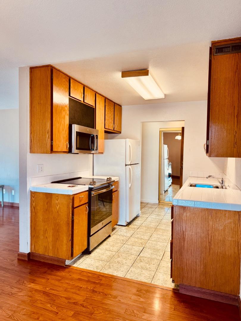 Detail Gallery Image 2 of 21 For 460 Pine Ave, Half Moon Bay,  CA 94019 - 2 Beds | 2 Baths