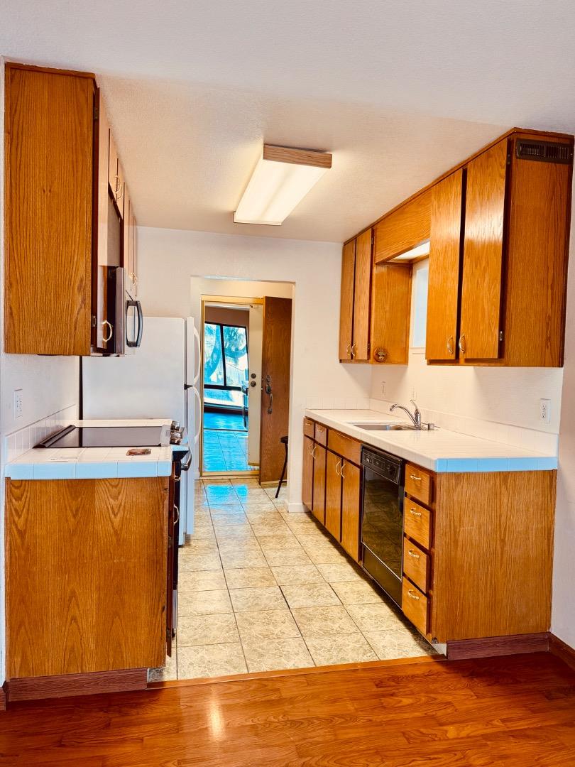 Detail Gallery Image 3 of 21 For 460 Pine Ave, Half Moon Bay,  CA 94019 - 2 Beds | 2 Baths