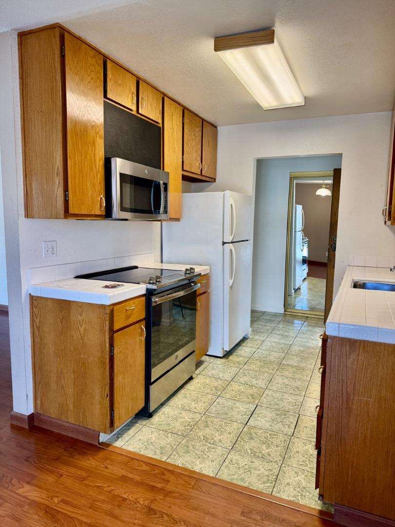 Detail Gallery Image 4 of 21 For 460 Pine Ave, Half Moon Bay,  CA 94019 - 2 Beds | 2 Baths