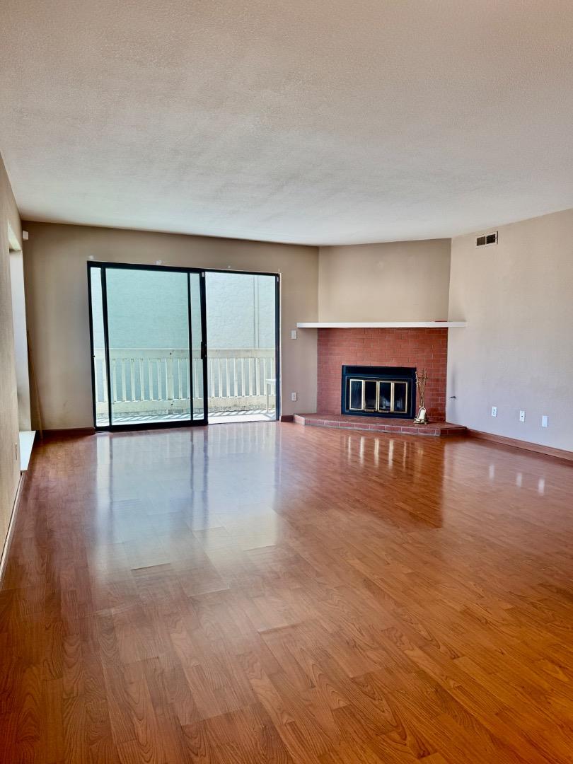 Detail Gallery Image 6 of 21 For 460 Pine Ave, Half Moon Bay,  CA 94019 - 2 Beds | 2 Baths