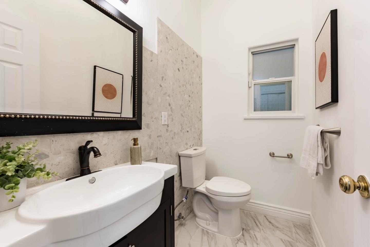 Detail Gallery Image 18 of 45 For 77b Claremont Ave, Redwood City,  CA 94062 - 6 Beds | 5/1 Baths