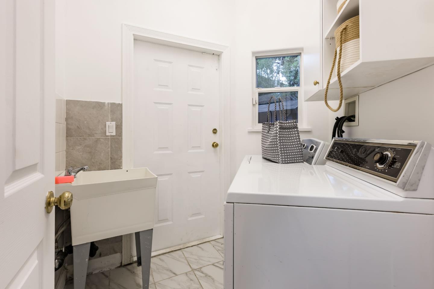 Detail Gallery Image 19 of 45 For 77b Claremont Ave, Redwood City,  CA 94062 - 6 Beds | 5/1 Baths