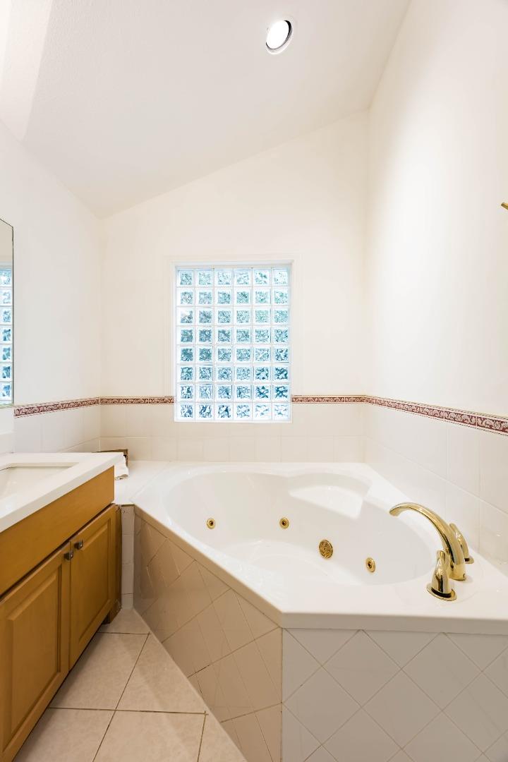 Detail Gallery Image 25 of 45 For 77b Claremont Ave, Redwood City,  CA 94062 - 6 Beds | 5/1 Baths