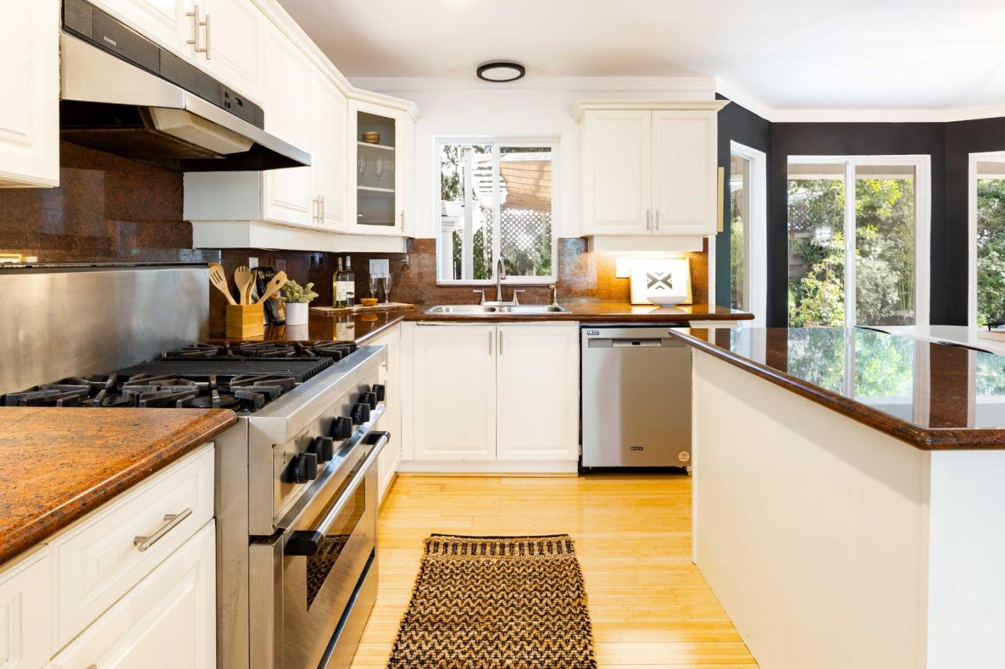 Detail Gallery Image 8 of 45 For 77b Claremont Ave, Redwood City,  CA 94062 - 6 Beds | 5/1 Baths