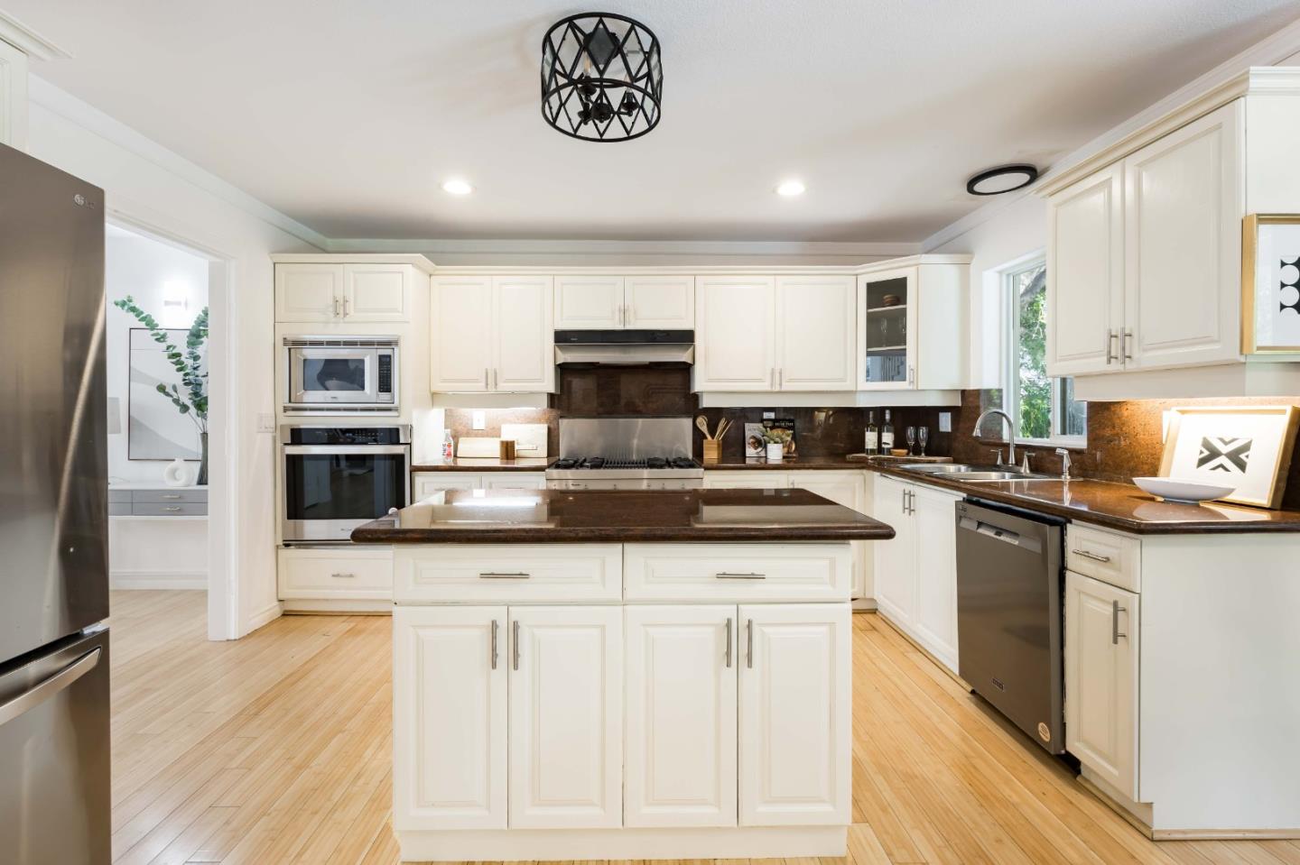 Detail Gallery Image 9 of 45 For 77b Claremont Ave, Redwood City,  CA 94062 - 6 Beds | 5/1 Baths