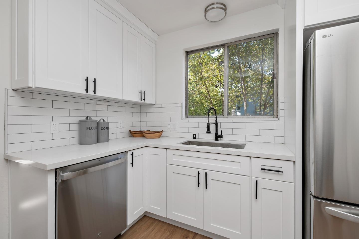 Detail Gallery Image 9 of 25 For 2425 Whipple Ave, Redwood City,  CA 94062 - 2 Beds | 2 Baths