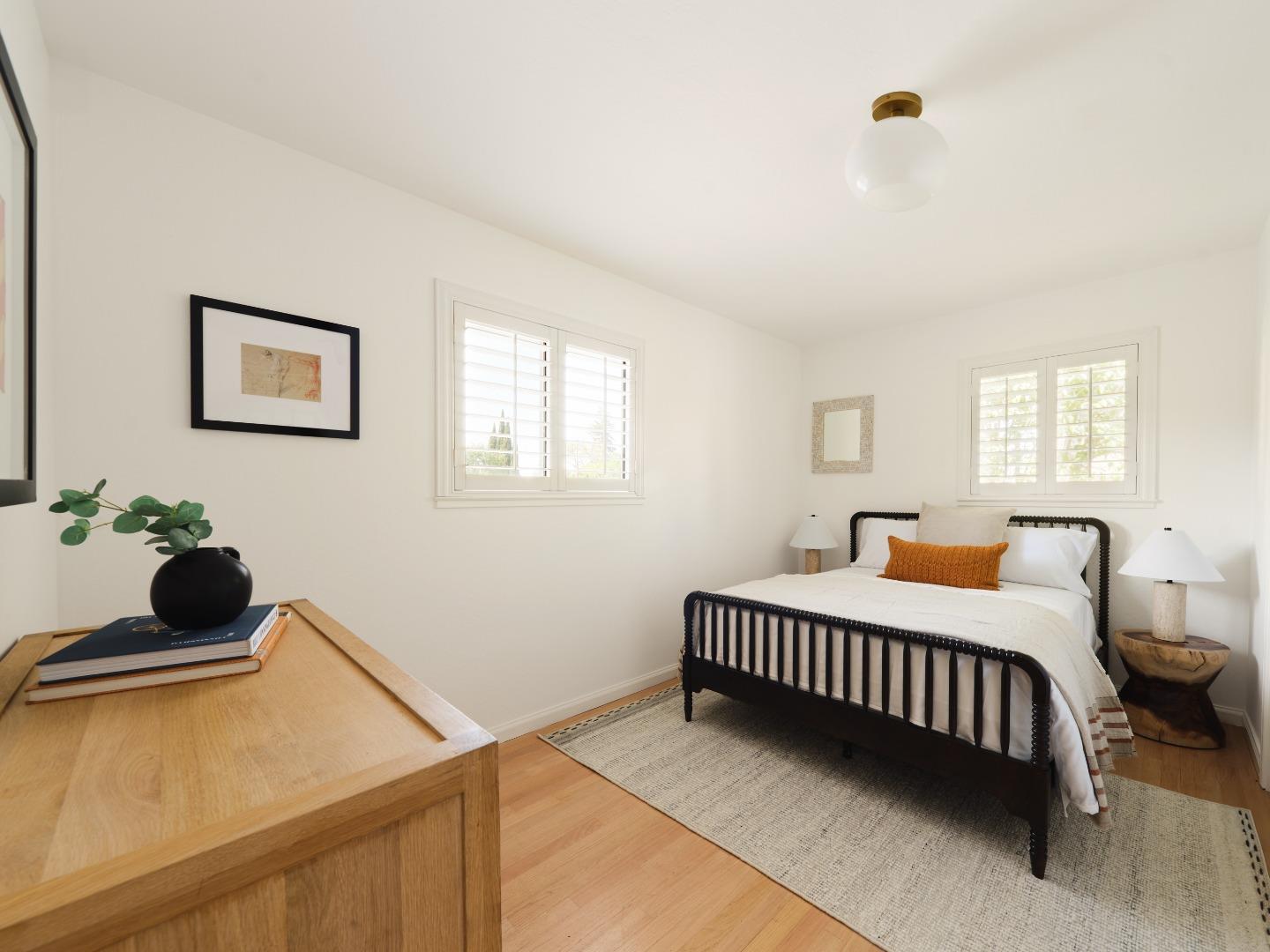 Detail Gallery Image 10 of 13 For 639 Palmer Ln, Menlo Park,  CA 94025 - 4 Beds | 3 Baths
