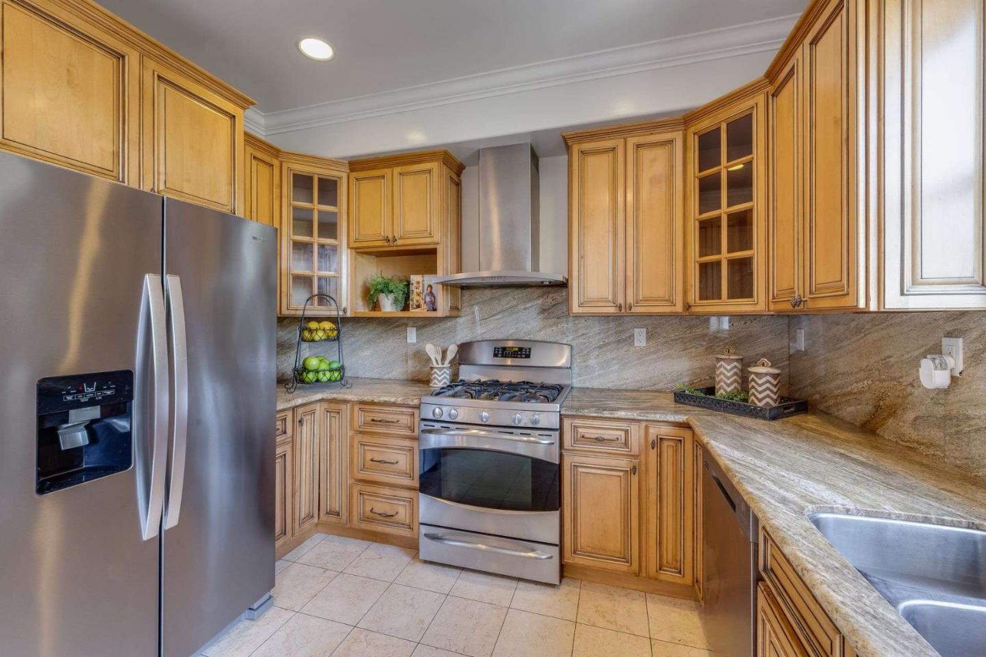 Detail Gallery Image 3 of 38 For 537 Elm St, San Carlos,  CA 94070 - 2 Beds | 2/1 Baths