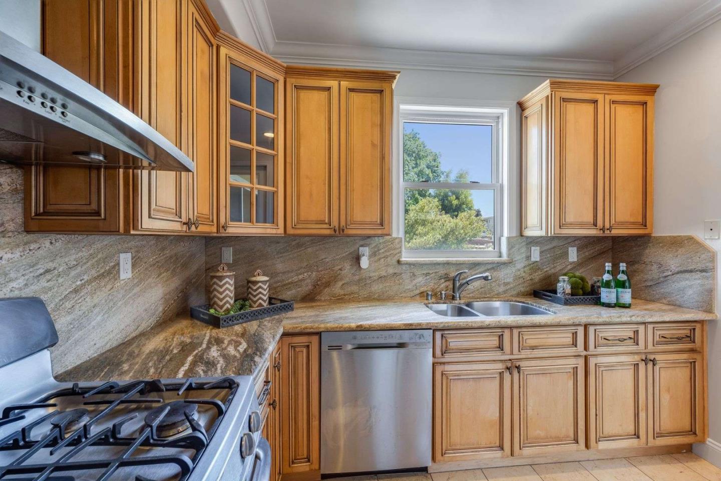 Detail Gallery Image 4 of 38 For 537 Elm St, San Carlos,  CA 94070 - 2 Beds | 2/1 Baths