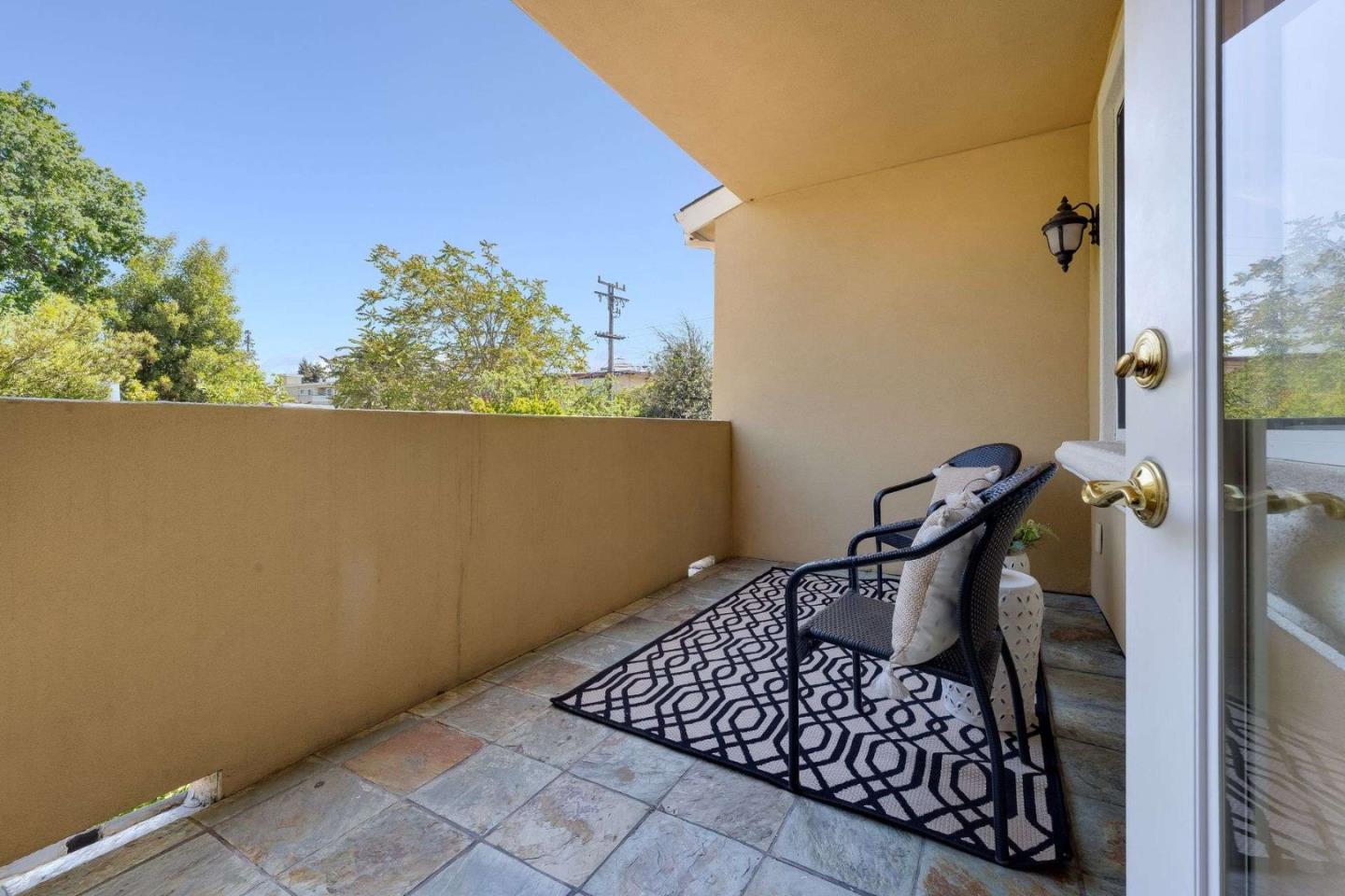Detail Gallery Image 5 of 38 For 537 Elm St, San Carlos,  CA 94070 - 2 Beds | 2/1 Baths