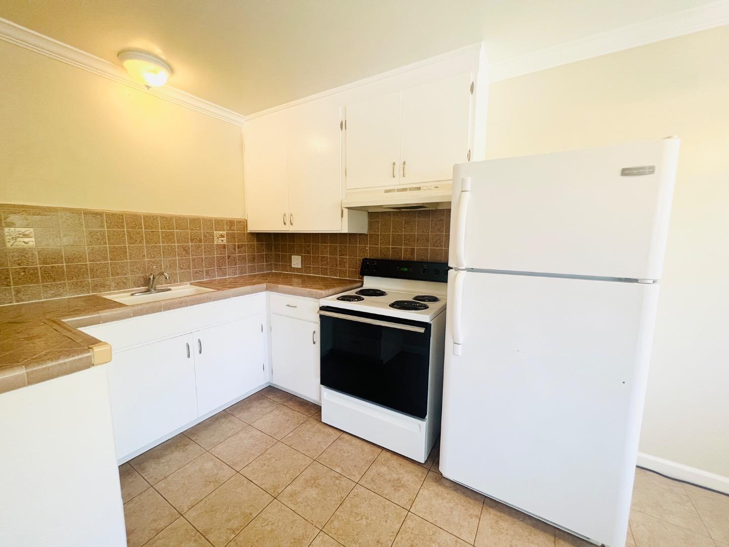 Detail Gallery Image 3 of 17 For 1290 Brookfield Ave, Sunnyvale,  CA 94087 - – Beds | – Baths