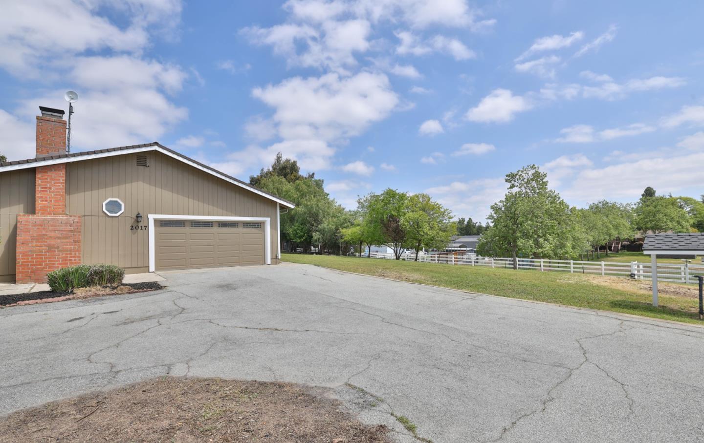 Detail Gallery Image 4 of 67 For 2017 Gypsy Ave, San Martin,  CA 95046 - 4 Beds | 2/1 Baths