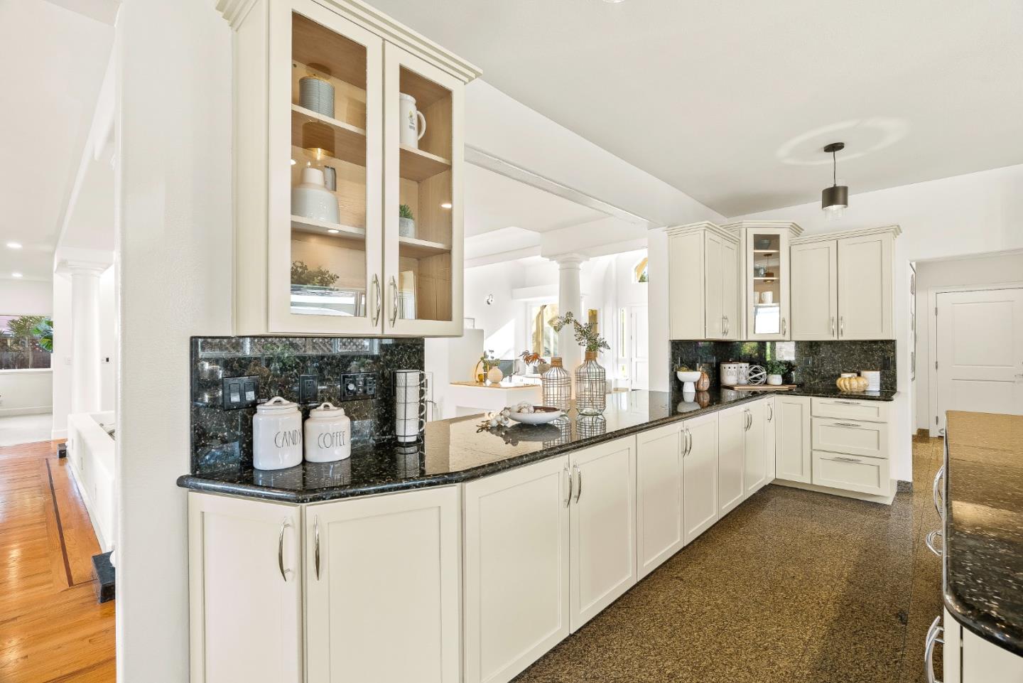 Detail Gallery Image 20 of 81 For 325 E Oakwood Blvd, Redwood City,  CA 94061 - 4 Beds | 3/1 Baths