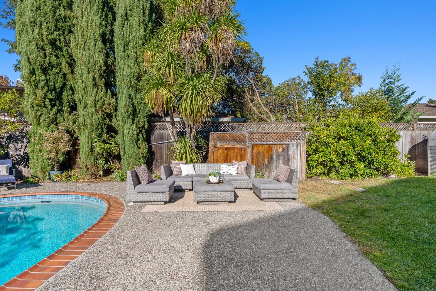 Detail Gallery Image 57 of 81 For 325 E Oakwood Blvd, Redwood City,  CA 94061 - 4 Beds | 3/1 Baths