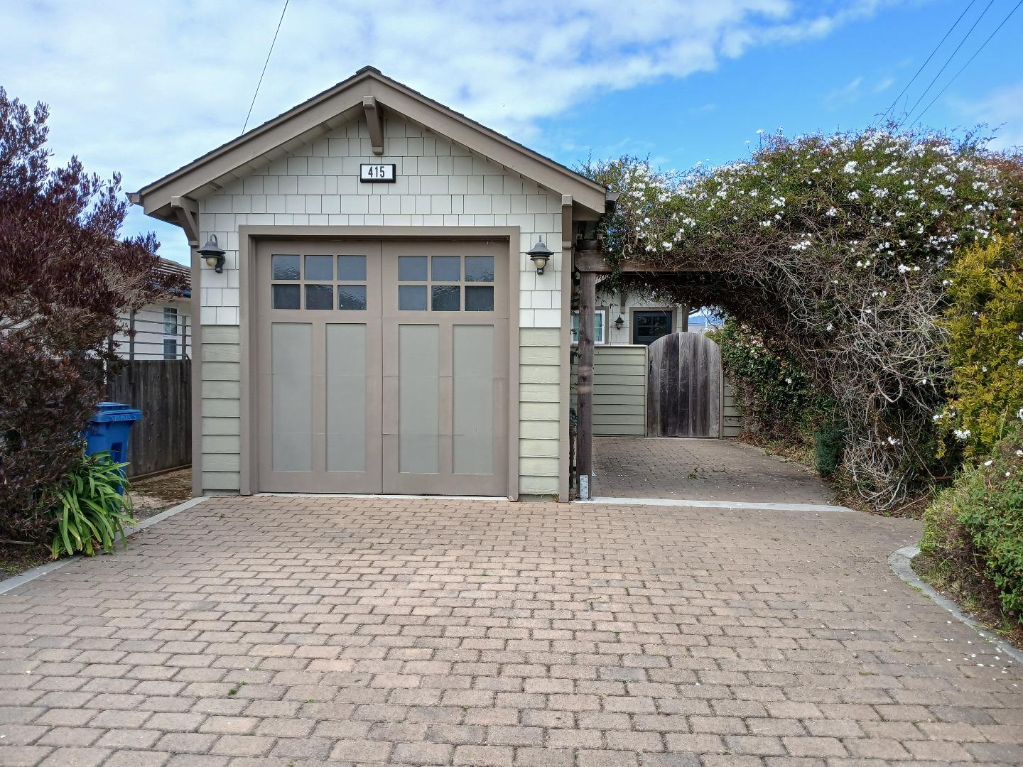 Detail Gallery Image 2 of 11 For 415 Spruce St, Half Moon Bay,  CA 94019 - 2 Beds | 2 Baths