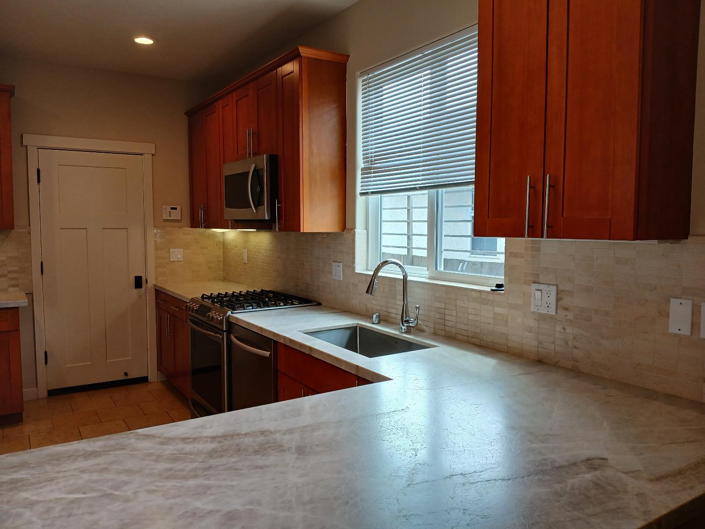Detail Gallery Image 4 of 11 For 415 Spruce St, Half Moon Bay,  CA 94019 - 2 Beds | 2 Baths