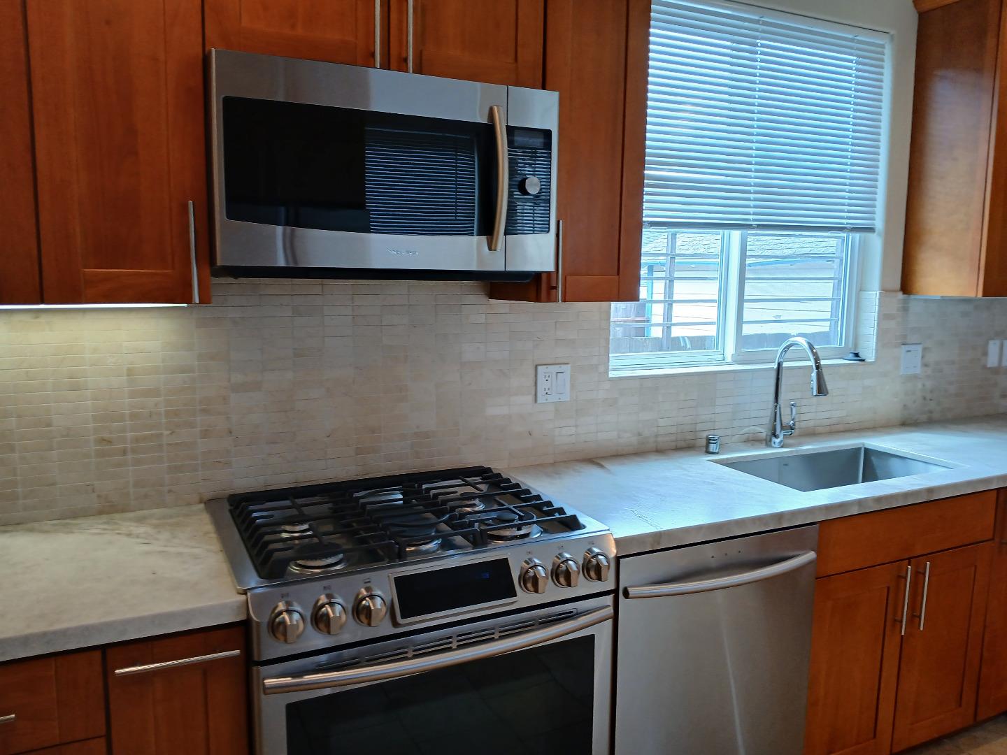 Detail Gallery Image 5 of 11 For 415 Spruce St, Half Moon Bay,  CA 94019 - 2 Beds | 2 Baths