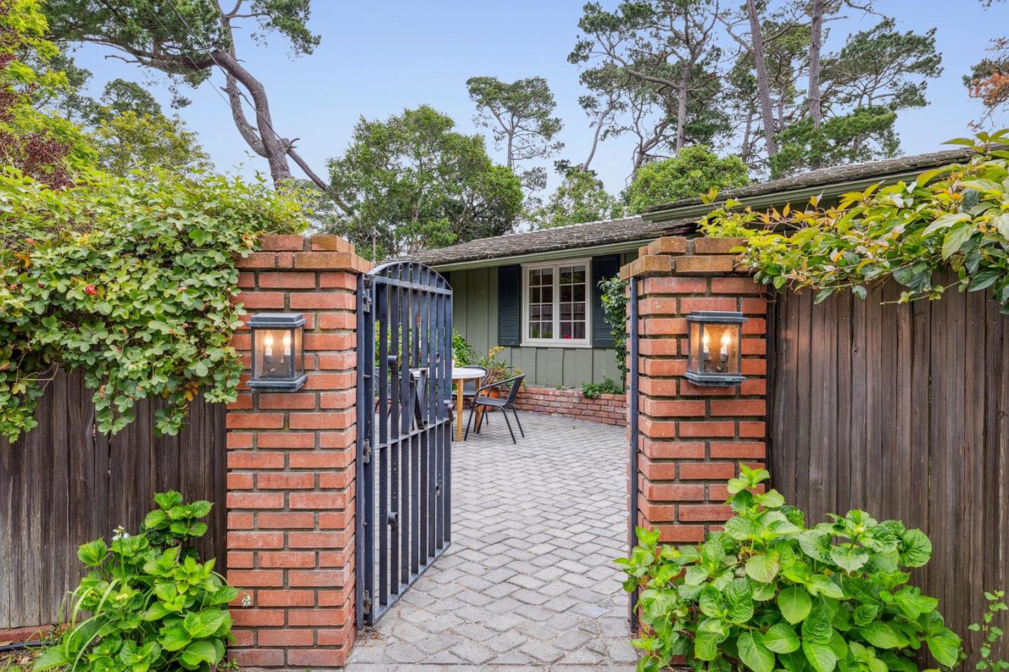 Detail Gallery Image 2 of 39 For 2 Se Pine Ridge Way, Carmel,  CA 93921 - 4 Beds | 3/1 Baths