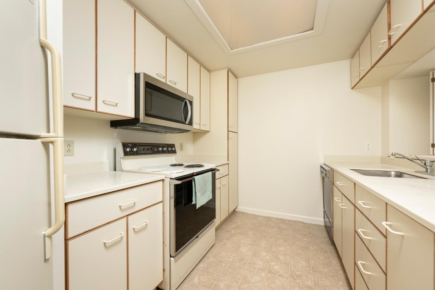 Detail Gallery Image 3 of 5 For 1 Baldwin Ave #616,  San Mateo,  CA 94401 - 1 Beds | 2 Baths