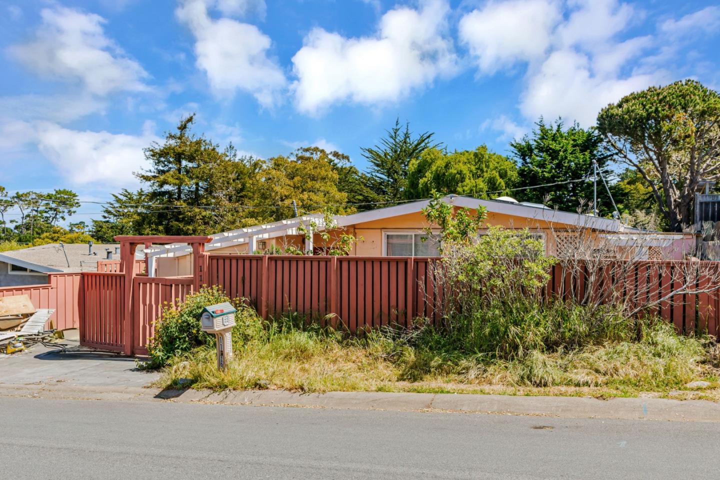Detail Gallery Image 3 of 38 For 1113 Patterson Ln, Pacific Grove,  CA 93950 - 3 Beds | 1 Baths