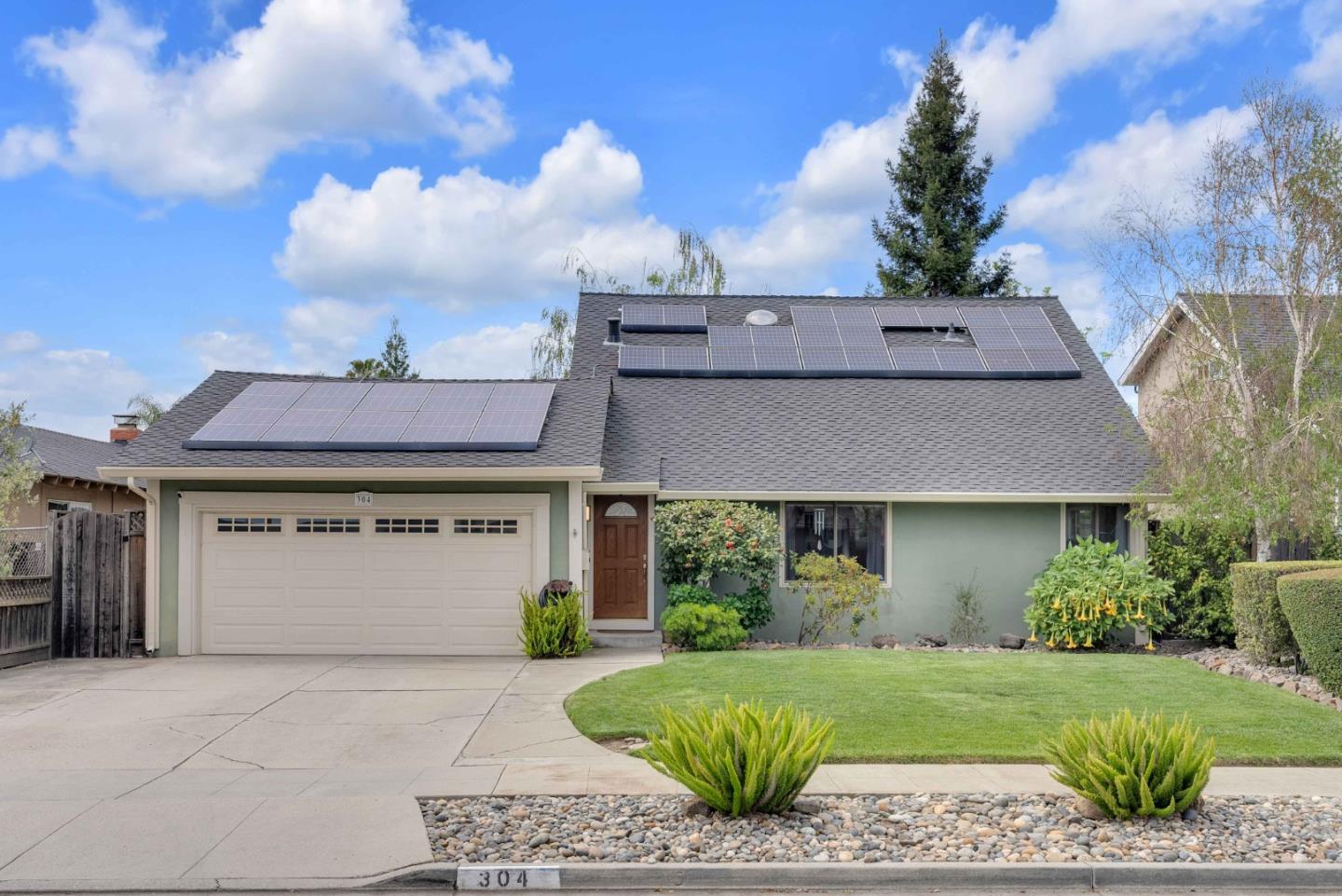 Detail Gallery Image 2 of 33 For 304 Henderson Dr, San Jose,  CA 95123 - 3 Beds | 2 Baths