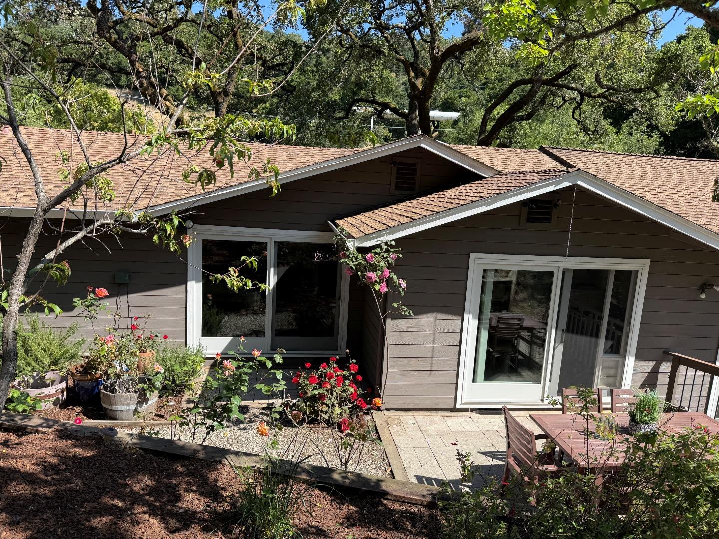 Detail Gallery Image 2 of 22 For 2123 Edgewood Rd, Redwood City,  CA 94062 - 3 Beds | 2 Baths