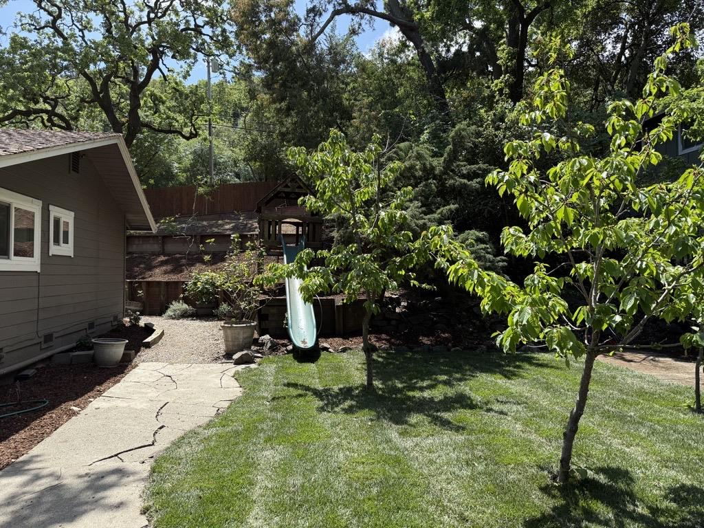 Detail Gallery Image 3 of 22 For 2123 Edgewood Rd, Redwood City,  CA 94062 - 3 Beds | 2 Baths