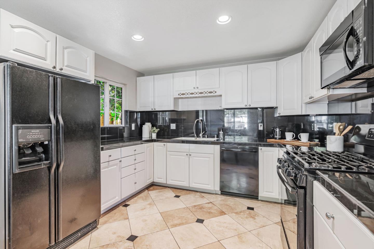 Detail Gallery Image 7 of 49 For 3233 Irlanda Way, San Jose,  CA 95124 - 5 Beds | 3 Baths