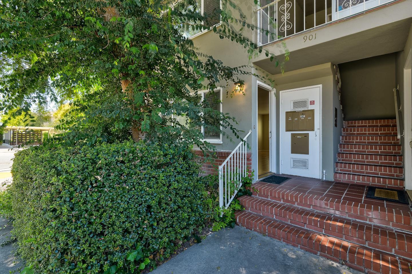 Detail Gallery Image 1 of 13 For 901 Fremont St, Menlo Park,  CA 94025 - 1 Beds | 1 Baths