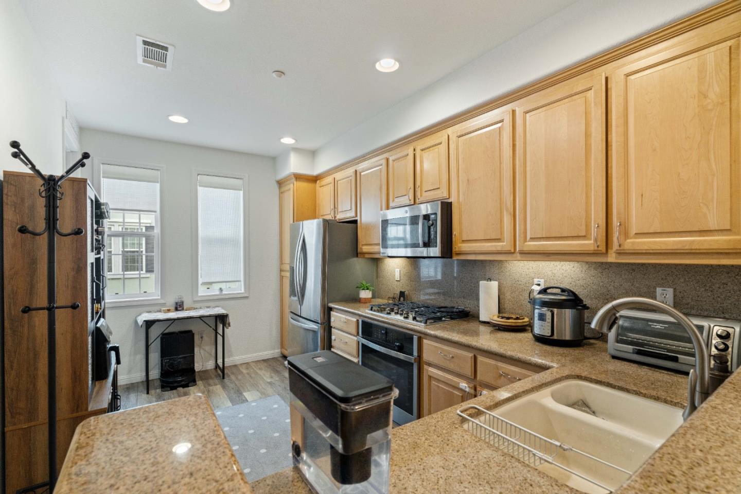 Detail Gallery Image 11 of 44 For 3685 Whitworth Dr, Dublin,  CA 94568 - 3 Beds | 3/1 Baths