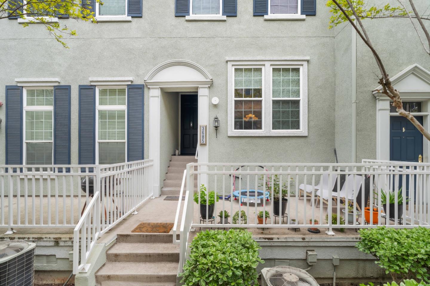 Detail Gallery Image 3 of 44 For 3685 Whitworth Dr, Dublin,  CA 94568 - 3 Beds | 3/1 Baths