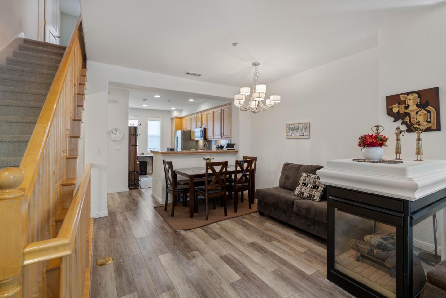 Detail Gallery Image 8 of 44 For 3685 Whitworth Dr, Dublin,  CA 94568 - 3 Beds | 3/1 Baths