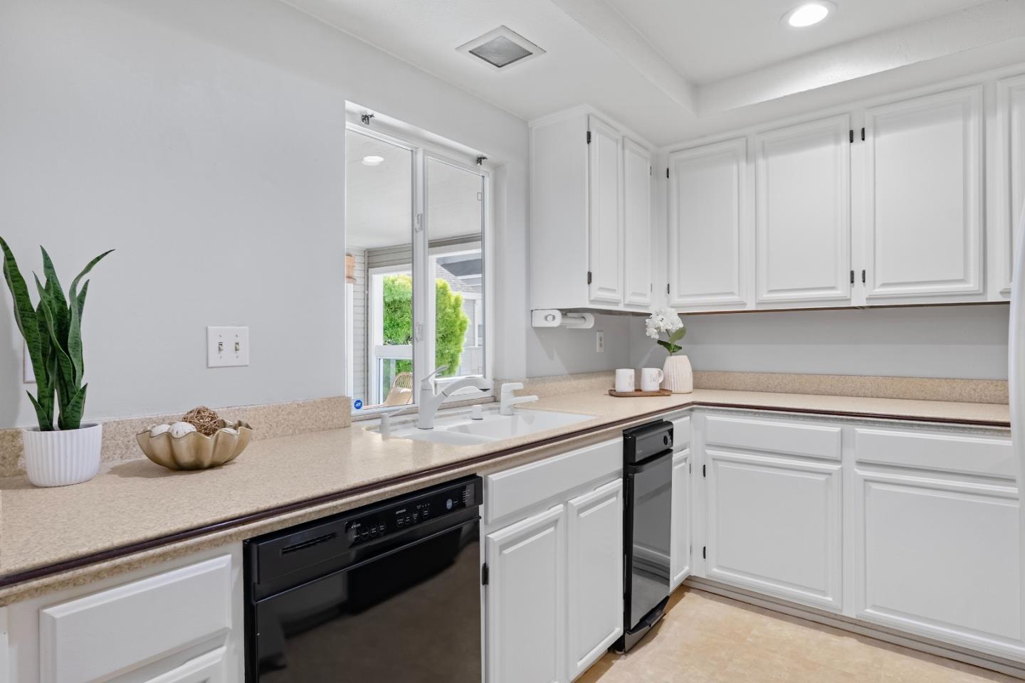 Detail Gallery Image 8 of 40 For 807 Portwalk Pl, Redwood City,  CA 94065 - 3 Beds | 2 Baths