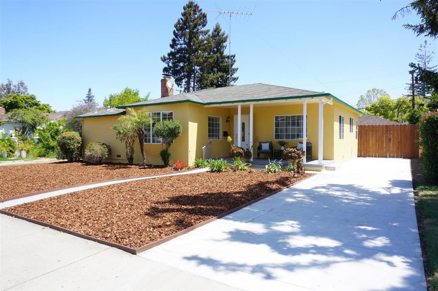 Detail Gallery Image 2 of 30 For 1064 Meridian Ave, San Jose,  CA 95125 - 3 Beds | 2 Baths
