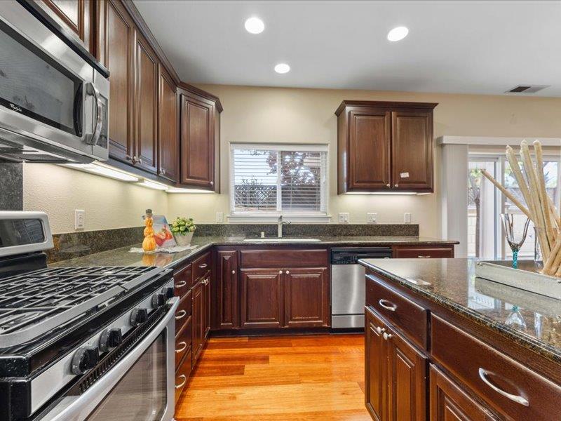 Detail Gallery Image 12 of 38 For 5332 Shenado Ln, San Jose,  CA 95136 - 4 Beds | 3 Baths