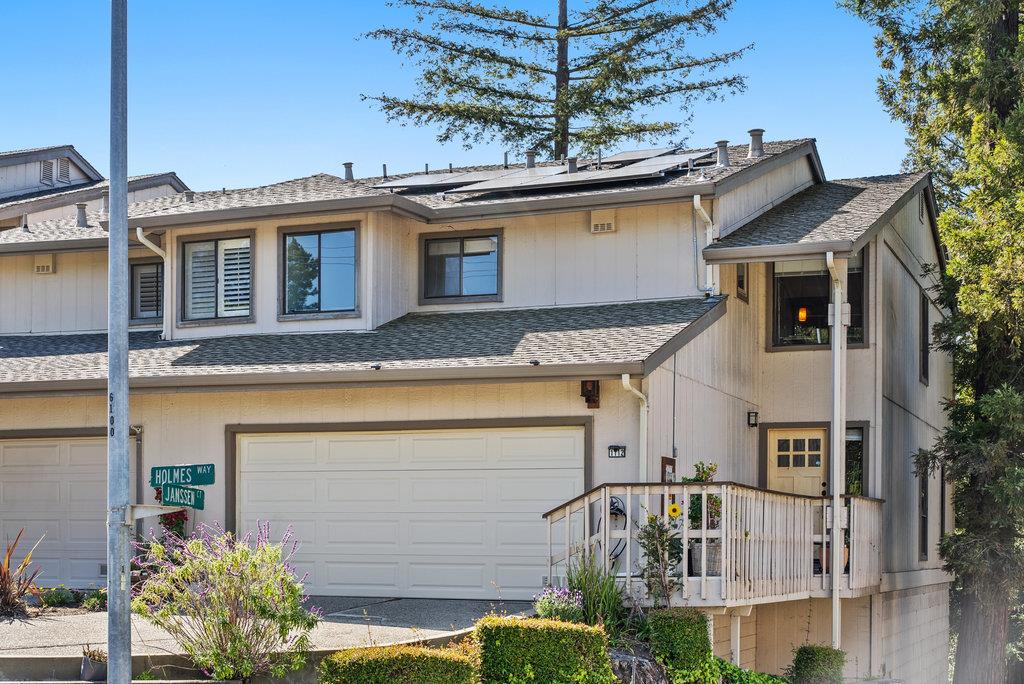 Detail Gallery Image 1 of 31 For 1112 Holmes Way, Hayward,  CA 94541 - 2 Beds | 2/1 Baths