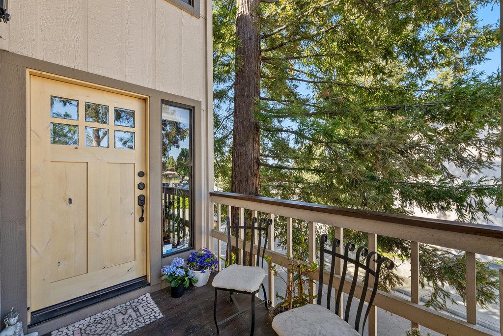 Detail Gallery Image 3 of 31 For 1112 Holmes Way, Hayward,  CA 94541 - 2 Beds | 2/1 Baths