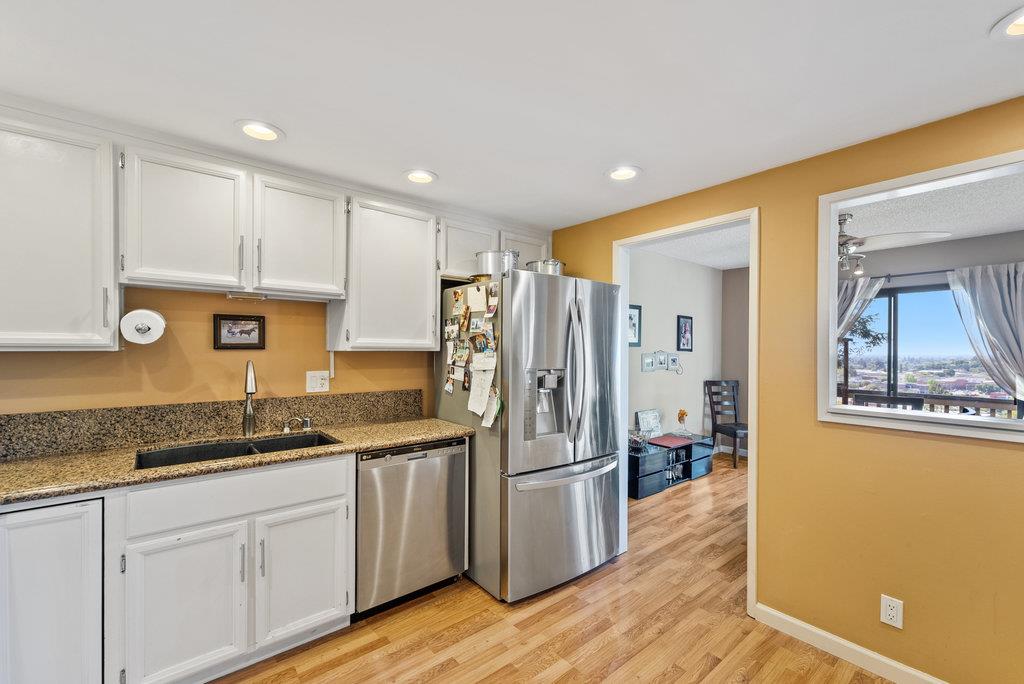Detail Gallery Image 9 of 31 For 1112 Holmes Way, Hayward,  CA 94541 - 2 Beds | 2/1 Baths