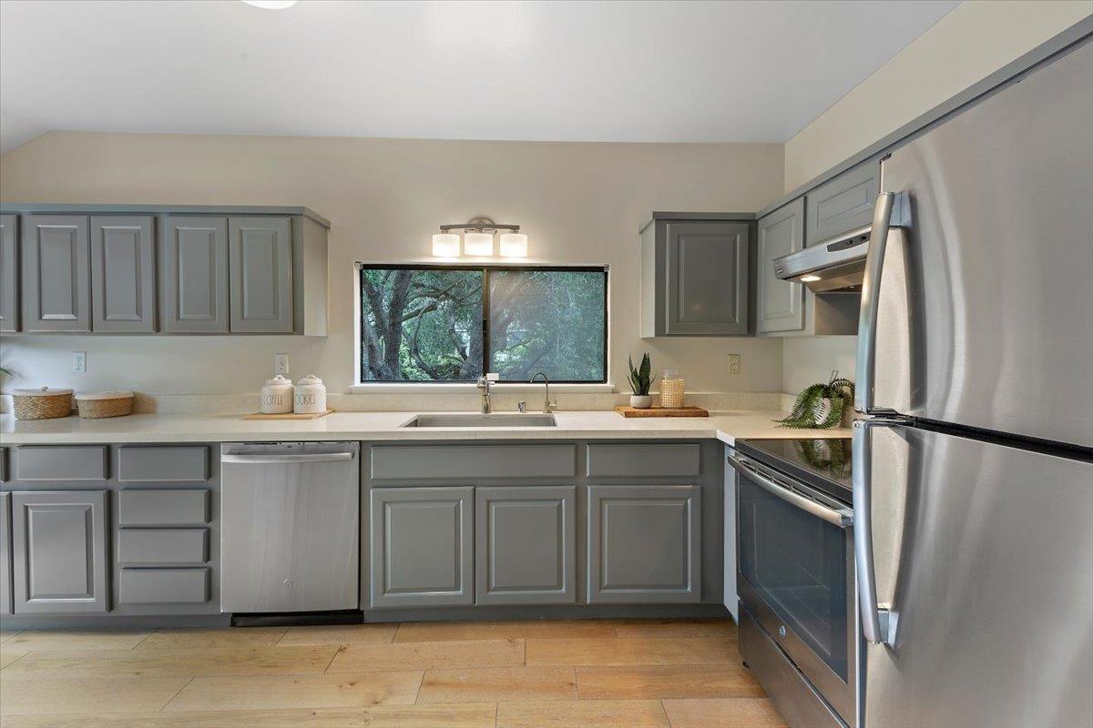 Detail Gallery Image 13 of 47 For 4 Farm Rd, Los Altos,  CA 94024 - 3 Beds | 2 Baths