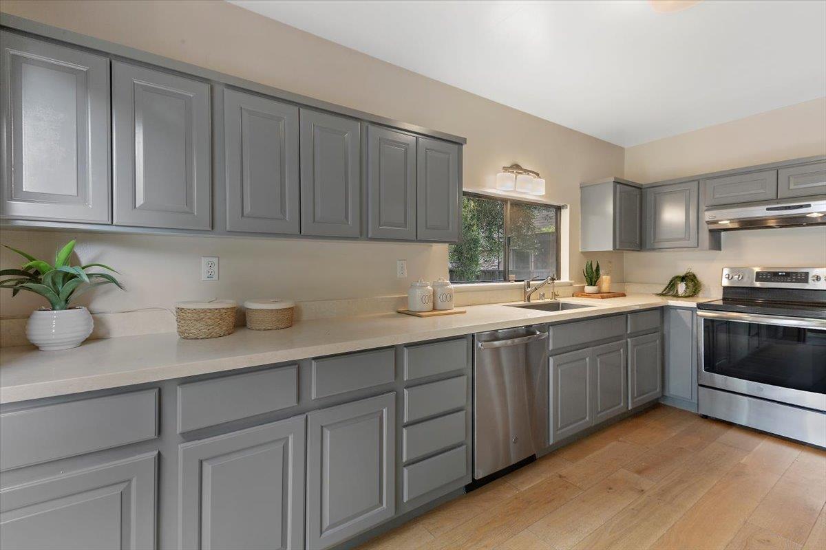 Detail Gallery Image 14 of 47 For 4 Farm Rd, Los Altos,  CA 94024 - 3 Beds | 2 Baths