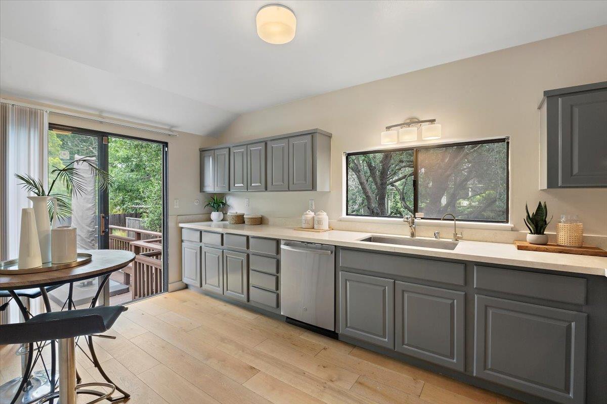 Detail Gallery Image 16 of 47 For 4 Farm Rd, Los Altos,  CA 94024 - 3 Beds | 2 Baths