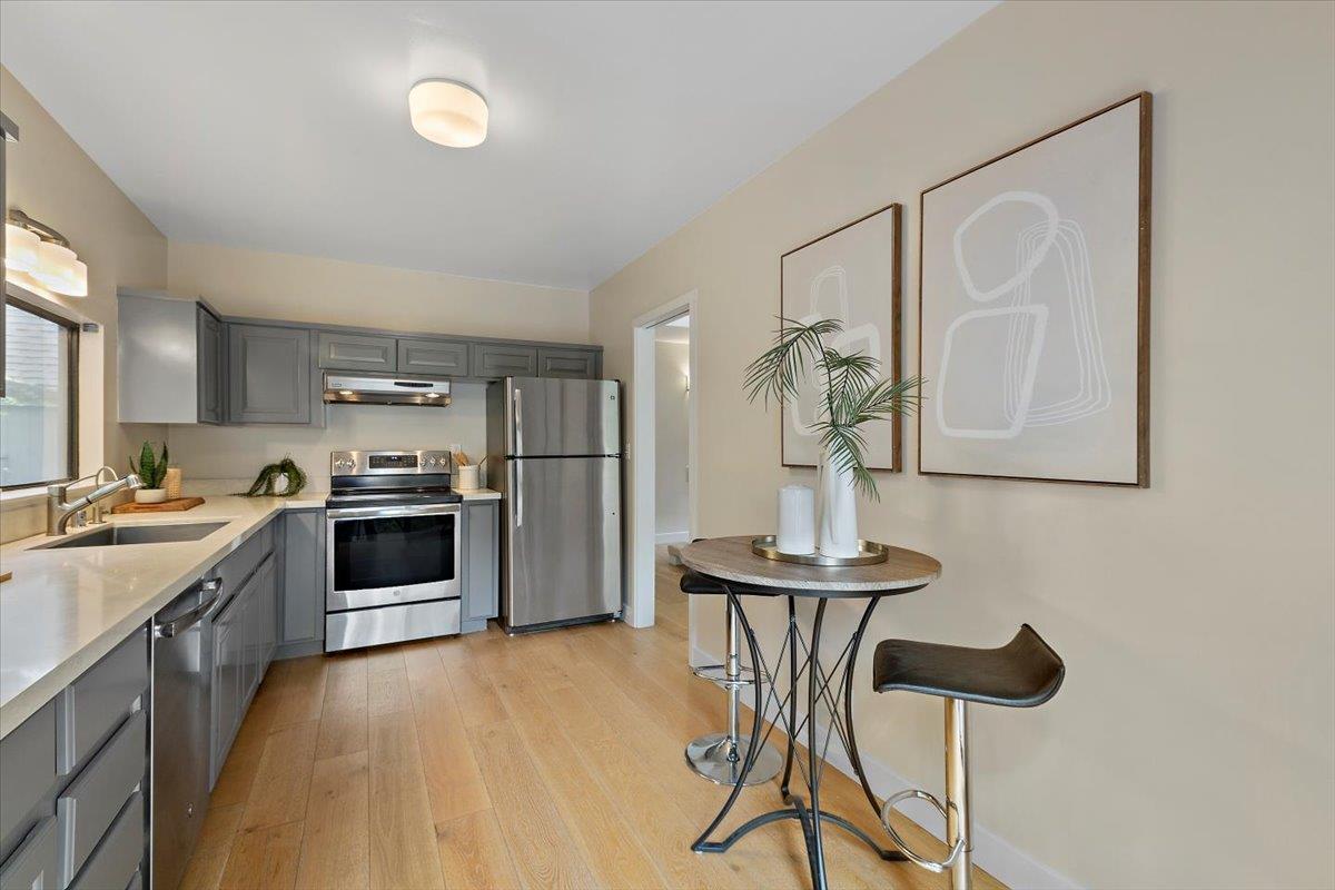 Detail Gallery Image 17 of 47 For 4 Farm Rd, Los Altos,  CA 94024 - 3 Beds | 2 Baths