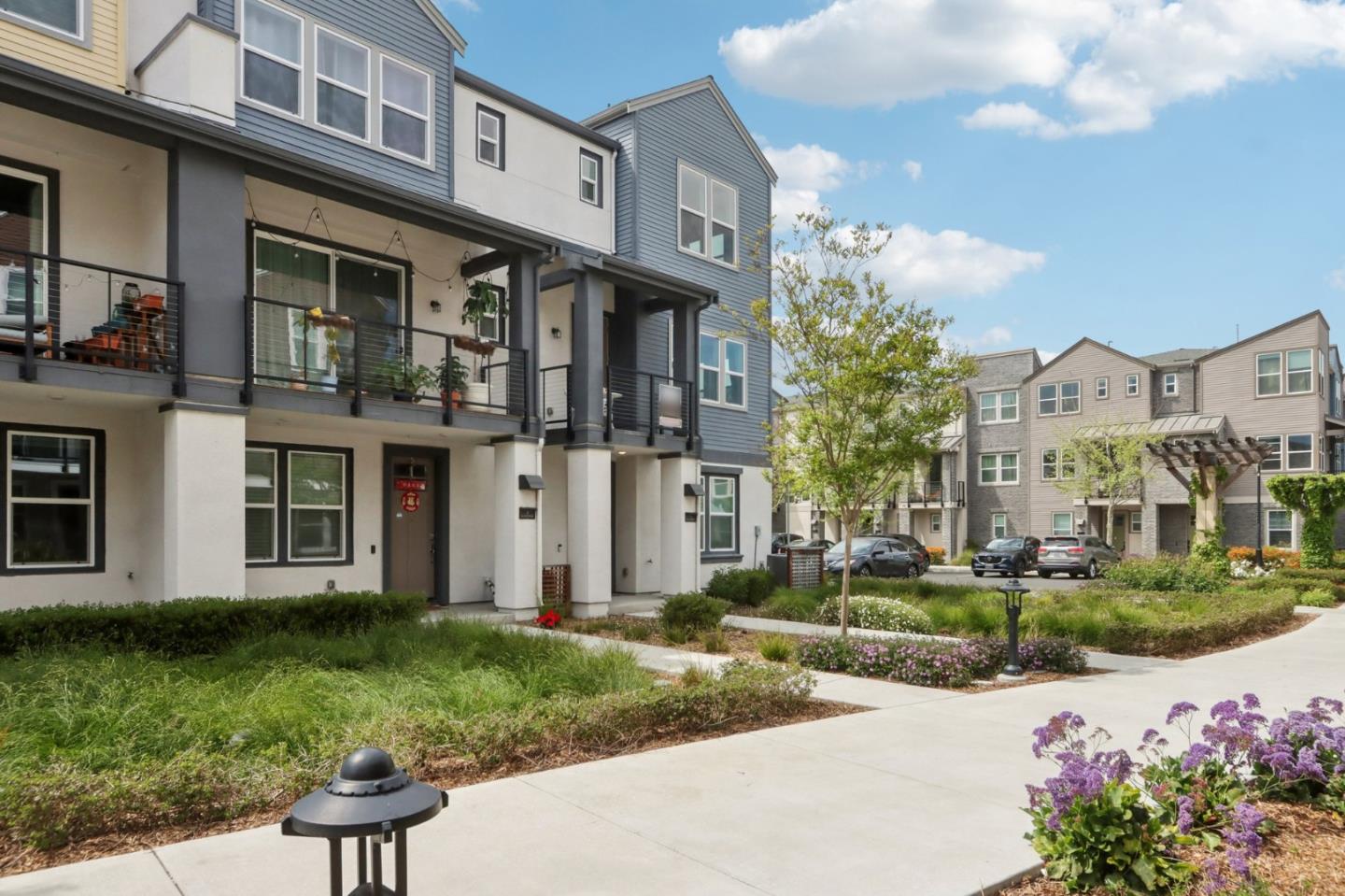Detail Gallery Image 2 of 31 For 814 Cotati Ter #1,  Sunnyvale,  CA 94085 - 4 Beds | 3/1 Baths