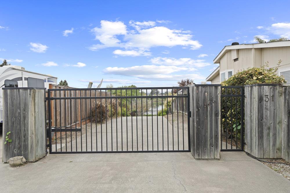 Detail Gallery Image 3 of 50 For 31 Cutter Dr, Watsonville,  CA 95076 - 3 Beds | 3/1 Baths